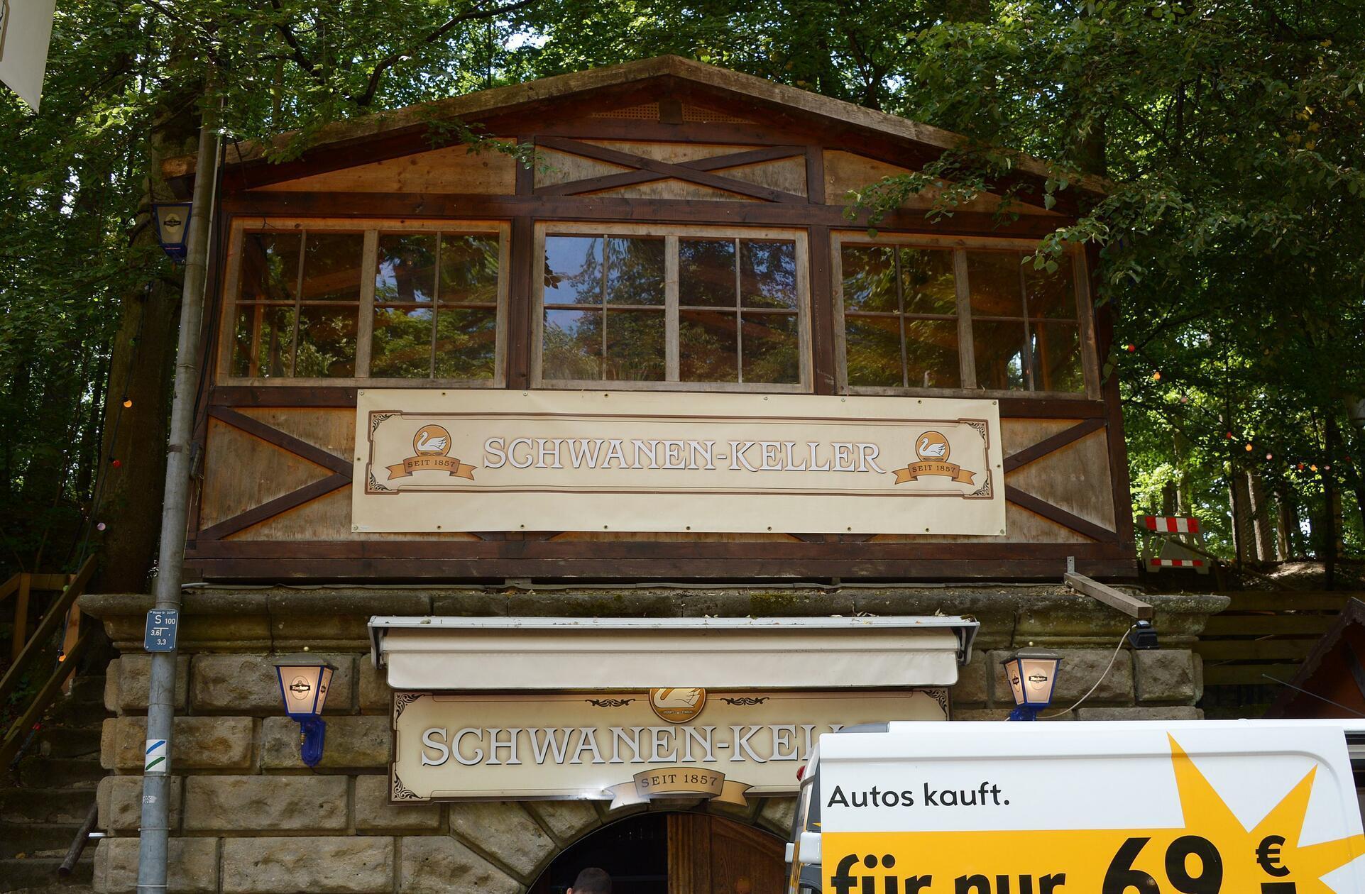 Der Schwanen-Keller - Festwirte Familie Yildirim - schenkt frisch gezapftes Zirndorfer-Bier aus.