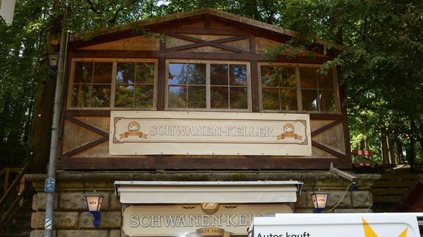 Der Schwanen-Keller - Festwirte Familie Yildirim - schenkt frisch gezapftes Zirndorfer-Bier aus.