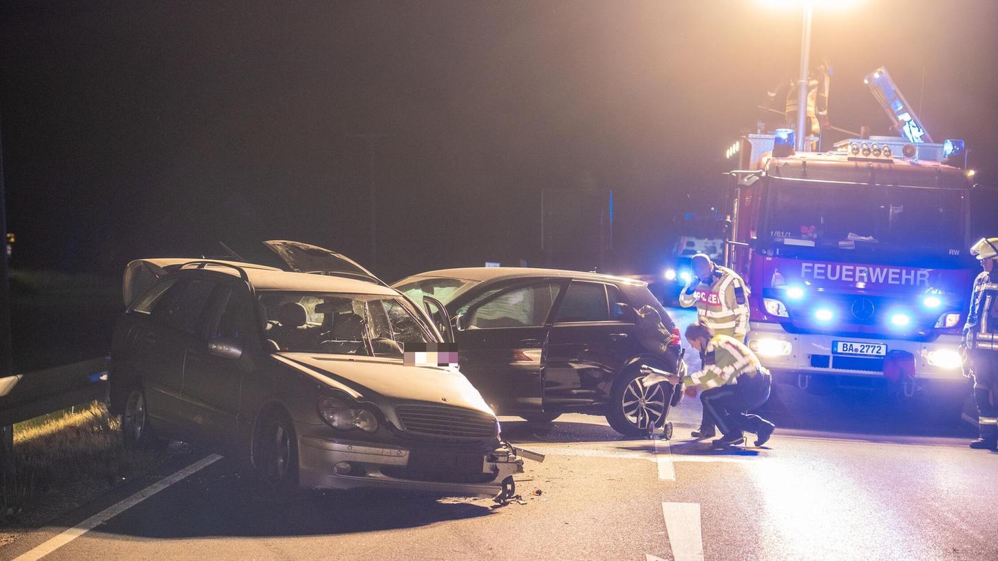 Ein betrunkener Autofahrer verursachte in der Nacht zum Mittwoch (28.05.2025) einen erheblichen Verkehrsunfall im Landkreis Bamberg. Ein betrunkener Autofahrer verursachte in der Nacht zum Mittwoch (28.05.2025) einen erheblichen Verkehrsunfall im Landkreis Bamberg.