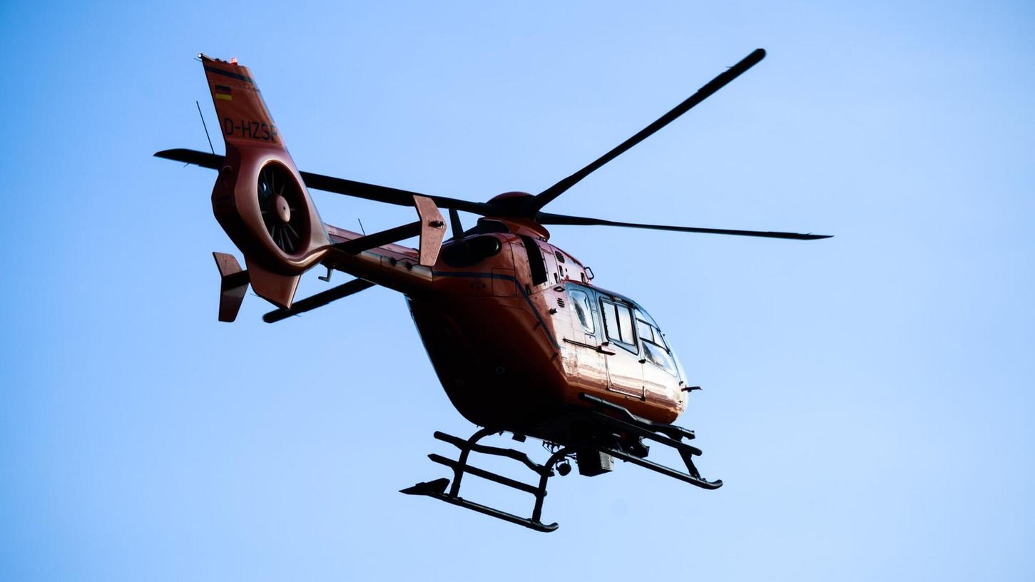 Der 22-jährige Autofahrer wurde ins Krankenhaus geflogen, seine beiden Mitfahrer wurden mit dem Rettungswagen abgeholt. (Symbolbild) Der 22-jährige Autofahrer wurde ins Krankenhaus geflogen, seine beiden Mitfahrer wurden mit dem Rettungswagen abgeholt. (Symbolbild)