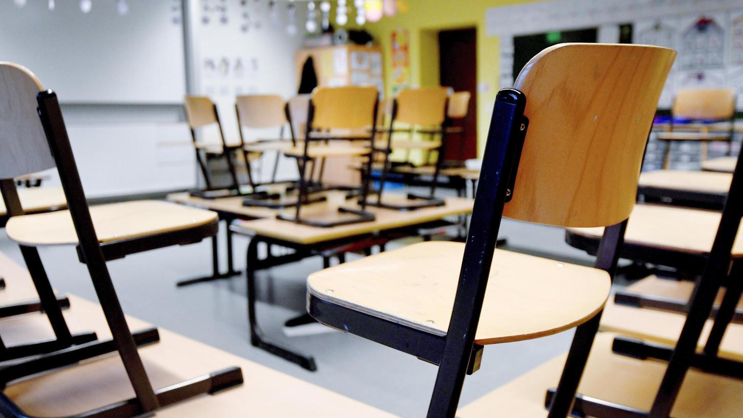 Polizisten begleiteten einen 15-Jährigen in sein Klassenzimmer. Polizisten begleiteten einen 15-Jährigen in sein Klassenzimmer.