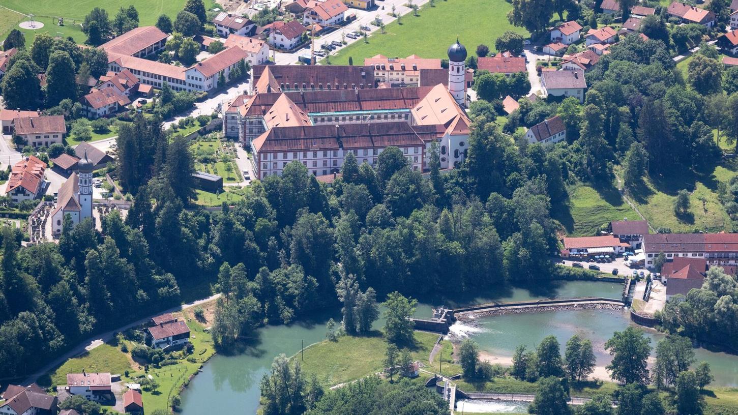 Nach einer umfassenden Sanierung dient das barocke Kloster Beuerberg nun künftig als kirchliches Tagungs- und Kulturzentrum. (Archivbild) Nach einer umfassenden Sanierung dient das barocke Kloster Beuerberg nun künftig als kirchliches Tagungs- und Kulturzentrum. (Archivbild)