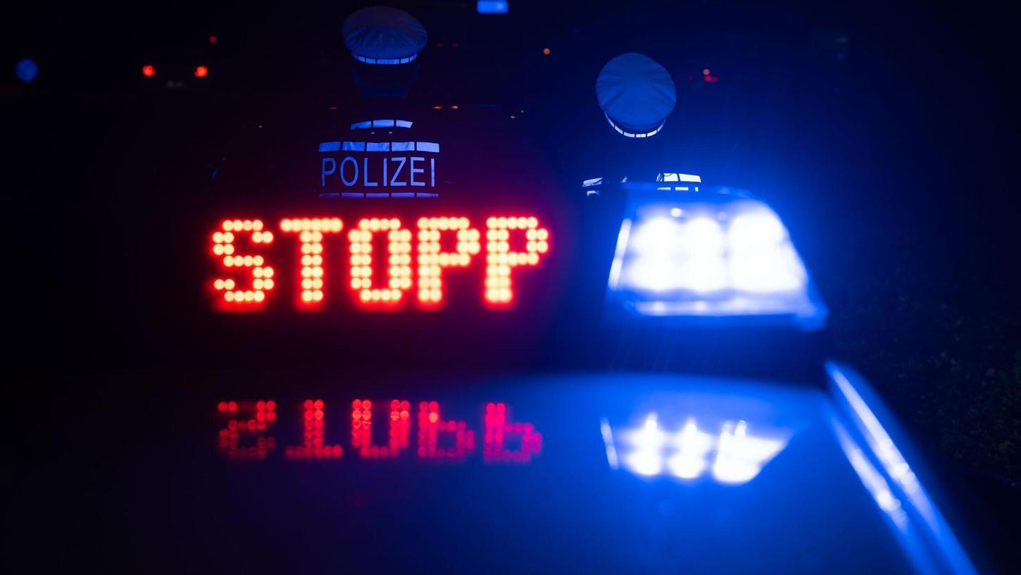 Weder von der tschechischen noch der deutschen Polizei hat sich der Autofahrer anhalten lassen. (Symbolbild) Weder von der tschechischen noch der deutschen Polizei hat sich der Autofahrer anhalten lassen. (Symbolbild)
