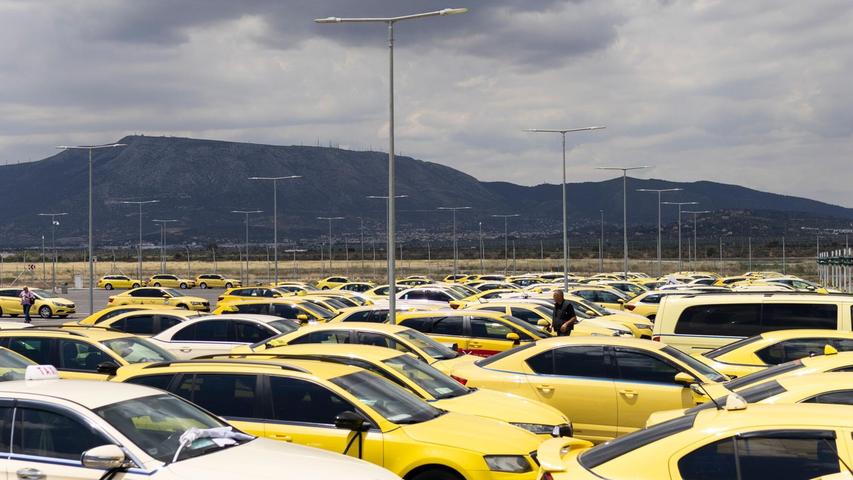 Selbst die Parkplätze am Flughafen besetzten die erbosten Taxifahrer. Selbst die Parkplätze am Flughafen besetzten die erbosten Taxifahrer.