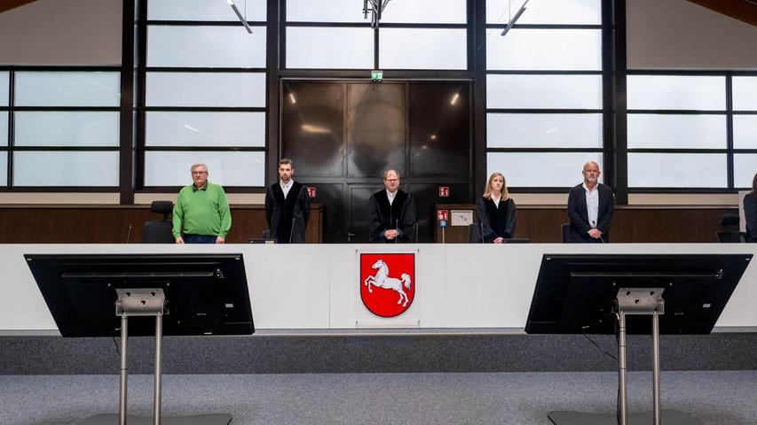 Die Verhandlung gegen die ehemalige RAF-Terroristin Daniela Klette ist im neuen Sitzungssaal in einer umgebauten Reithalle fortgesetzt worden. Die Verhandlung gegen die ehemalige RAF-Terroristin Daniela Klette ist im neuen Sitzungssaal in einer umgebauten Reithalle fortgesetzt worden.