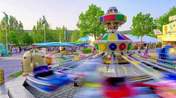 Das Spalter Volksfest startet. Von Mittwoch bis Sonntag wird auf dem Festplatz von früh bis spät gefeiert - entweder bei einem Kaltgetränk im Bierzelt oder bei einer Fahrt im Autoscooter. Zu den Highlights der Kärwa zählen natürlich der Familientag am Freitag (ab 15 Uhr) sowie das große Abschlussfeuerwerk am Sonntag um 22 Uhr. Livemusik gibt's an allen Tagen im Festzelt.