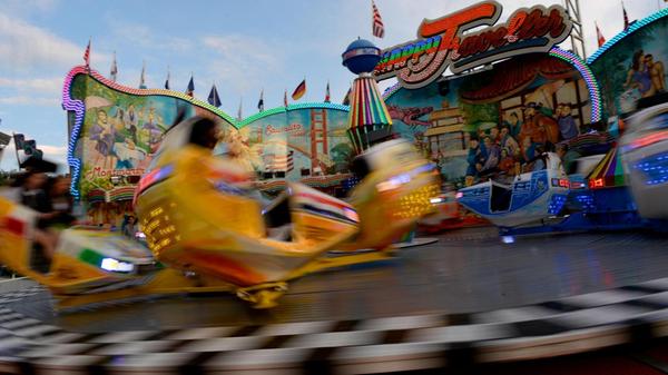 Tagelang wurde auf dem Neumarkter Festplatz gewerkelt. Jetzt stehen alle Büdchen und auch sämtliche Fahrgeschäfte sind aufgebaut. Das Neumarkter Frühlingsfest lädt bis Sonntag zu einem Besuch ein. Der Rummel öffnet täglich ab 11 Uhr, am Sonntag ab 10 Uhr. Nicht verpassen sollte man das beliebte Eselrennen am Sonntag um 14 Uhr.