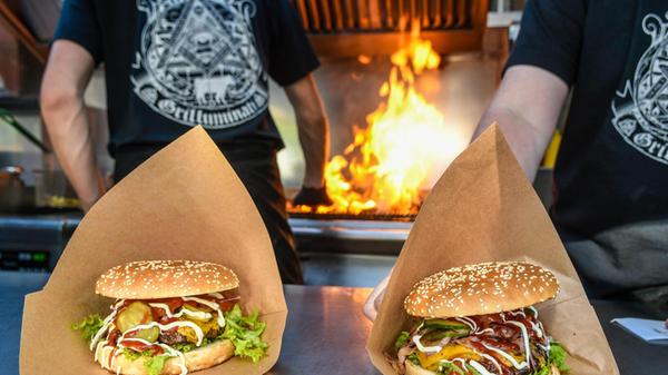 Das Foodtruck Festival erfreut alle, die sich gerne durch die Küchen verschiedener Länder probieren. Von Donnerstag bis Sonntag macht die Veranstaltung im Nürnberger Stadionpark Halt. Jeweils ab 12 Uhr duftet es lecker aus den zahlreichen mobilen Küchen. Livemusik und Kinderprogramm inklusive Hüpfburg und Trampolinspringen komplettieren das Event.