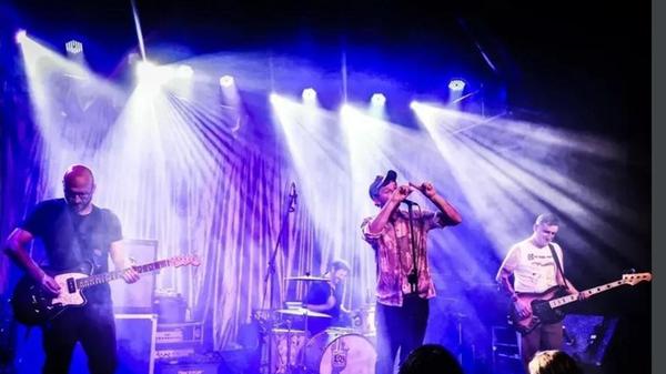 Freitag (Einlass ab 17 Uhr) und Samstag (Einlass ab 18 Uhr) steigt das Open Air am Lindenhain in Fürth. Das liebevoll organisierte "Umsonst & Draußen"-Event versorgt Fans von Livemusik mit Konzerten zahlreicher Bands. Insgesamt zeigen sich an den zwei Tagen 17 Formationen.