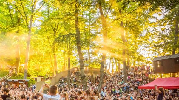 Das Bergwaldtheater in Weißenburg ist eine der schönsten Spielstätten Bayerns. Die Location im Grünen dient am Samstag als Kulisse für das WaldLicht Festival. Ab 13.30 Uhr stehen den Gästen zwei Areas zu Verfügung. Das diesjährige Line-Up führen die Acts Greeen, Il Civetto, Soffie, Frytz und Das Lumpenpack an.