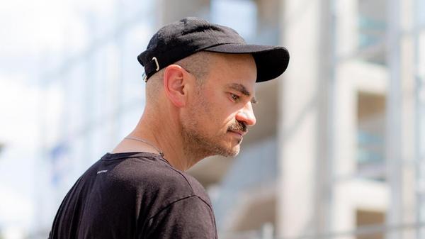 Der Z-Bau lässt seinen Biergarten am Samstag (ab 18 Uhr) von frantzmichael (Foto) bespielen. Der DJ fertigt einen klassisch geprägten Techno an. Später findet eine weitere Techno Party in dem Kulturzentrum im Nürnberger Süden statt. Das Team von Jeden Tag ein Set präsentiert Baba The Knife und das Raving Monkeys Kollektiv. Gefeiert wird in Galerie und Rotem Salon ab 23 Uhr.