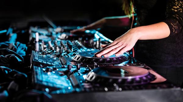 Am Samstag findet in Hirsch und Rakete das Sommerliebe Festival statt. Das Event für House- und Techno-Fans startet draußen im Hirschgarten um 14 Uhr. An den Decks agieren unter anderem Super Flu, Kerstin Eden, Marika Rossa und Juliet Fox (Foto).