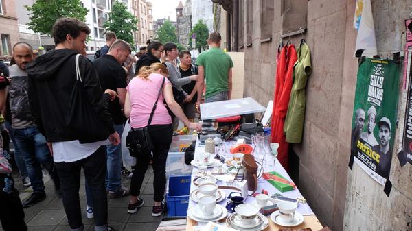 In Nürnberger Hinterhöfen lässt es sich hervorragend entspannen - und trödeln. Am Samstag darf man in Thon-Südost (10-15 Uhr), Ziegelstein (10-15 Uhr) und Gostenhof-West (11-17 Uhr) nach Secondhandware Ausschau halten.