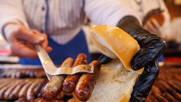 Die Bratwurst gehört zu Franken wie das Oktoberfest zu München. Beim Bratwurstgipfel am Sonntag in Pegnitz kämpfen mehrere Metzgereien um die Trophäe des Fränkischen Bratwurstkönigs. Los geht das Event, das durch den Magen geht, um 11 Uhr im Wiesweiherpark.