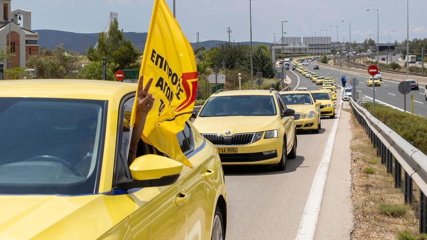 Wollen unter anderem gegen Uber ankämpfen: Streikende Taxifahrer in Athen. Wollen unter anderem gegen Uber ankämpfen: Streikende Taxifahrer in Athen.