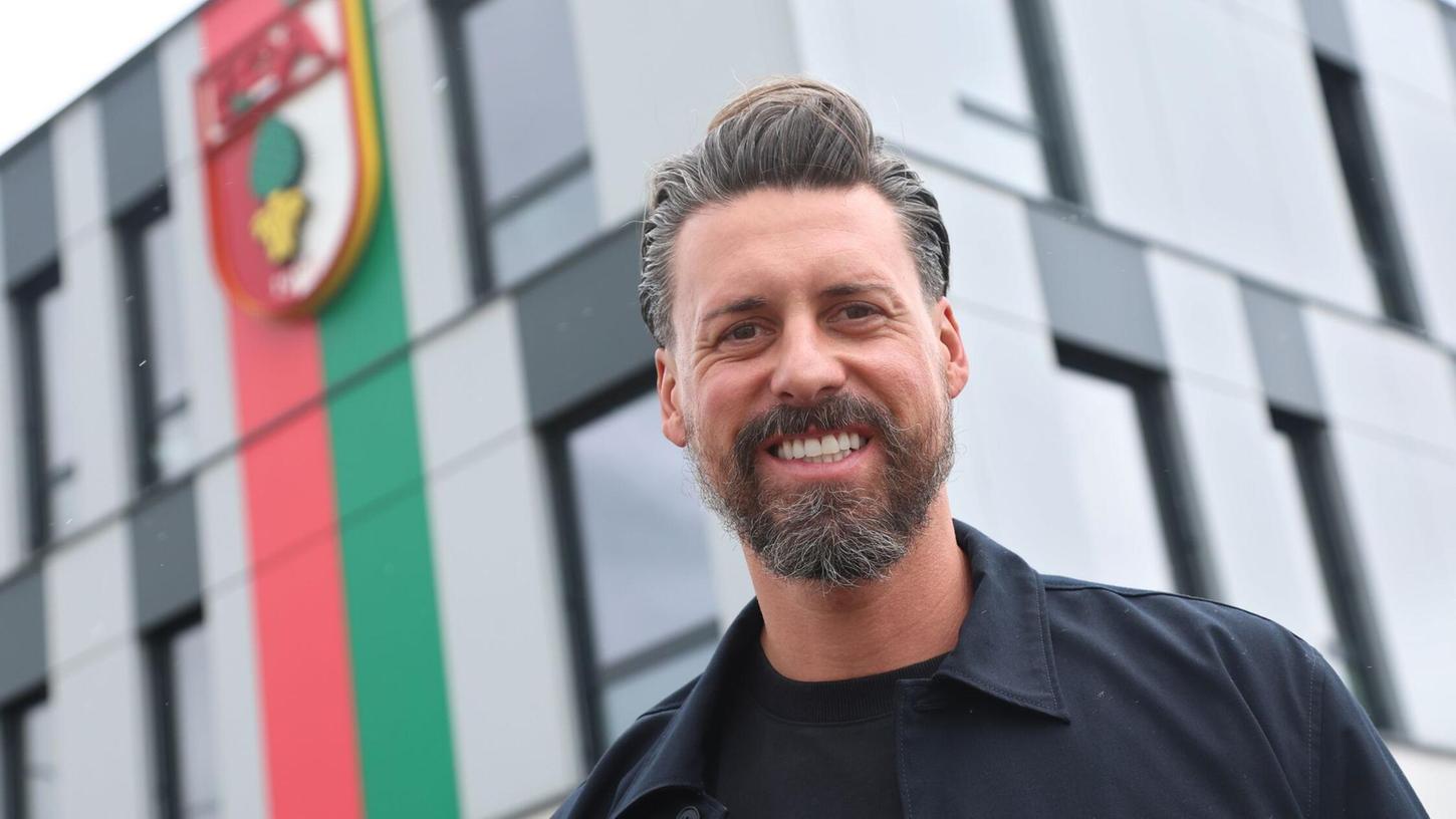 Der neue Trainer Sandro Wagner posiert vor der Geschäftsstelle des FC Augsburg. Der neue Trainer Sandro Wagner posiert vor der Geschäftsstelle des FC Augsburg.