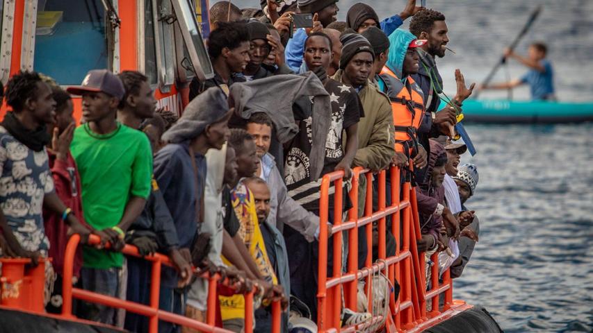 Immer wieder versuchen Migranten, in überfüllten Booten die Kanaren zu erreichen. (Archivfoto) Immer wieder versuchen Migranten, in überfüllten Booten die Kanaren zu erreichen. (Archivfoto)