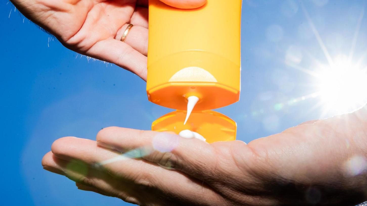 Zwei Discounterprodukte vorn: Die im Test besten Sonnencremes kosten unter vier Euro – und wurden mit „sehr gut“ bewertet. Zwei Discounterprodukte vorn: Die im Test besten Sonnencremes kosten unter vier Euro – und wurden mit „sehr gut“ bewertet.