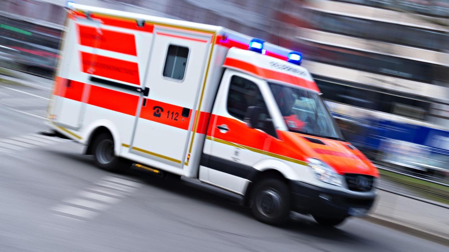 Die Pkw-Fahrerin erlag ihren schweren Verletzungen noch an der Unfallstelle. (Symbolbild) Die Pkw-Fahrerin erlag ihren schweren Verletzungen noch an der Unfallstelle. (Symbolbild)