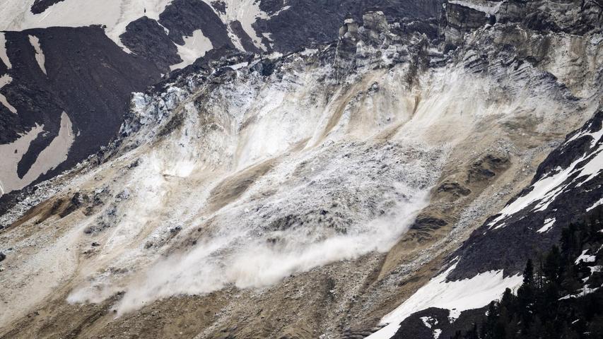 Unter dem Druck von abbröckelnden Gesteinsmassen ist der Gletscher abgebrochen. Unter dem Druck von abbröckelnden Gesteinsmassen ist der Gletscher abgebrochen.