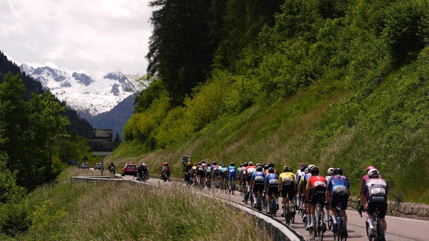 Das Giro-Feld hatte eine weitere schwere Bergetappe zu meistern. Das Giro-Feld hatte eine weitere schwere Bergetappe zu meistern.