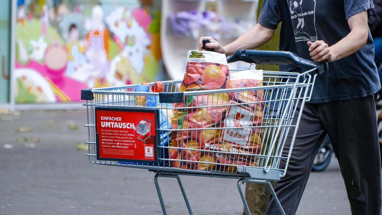 Volle Einkaufswägen: Verbraucher dürften die jüngsten Entwicklungen wohlwollend zur Kenntnis nehmen. (Symbolbild) Volle Einkaufswägen: Verbraucher dürften die jüngsten Entwicklungen wohlwollend zur Kenntnis nehmen. (Symbolbild)