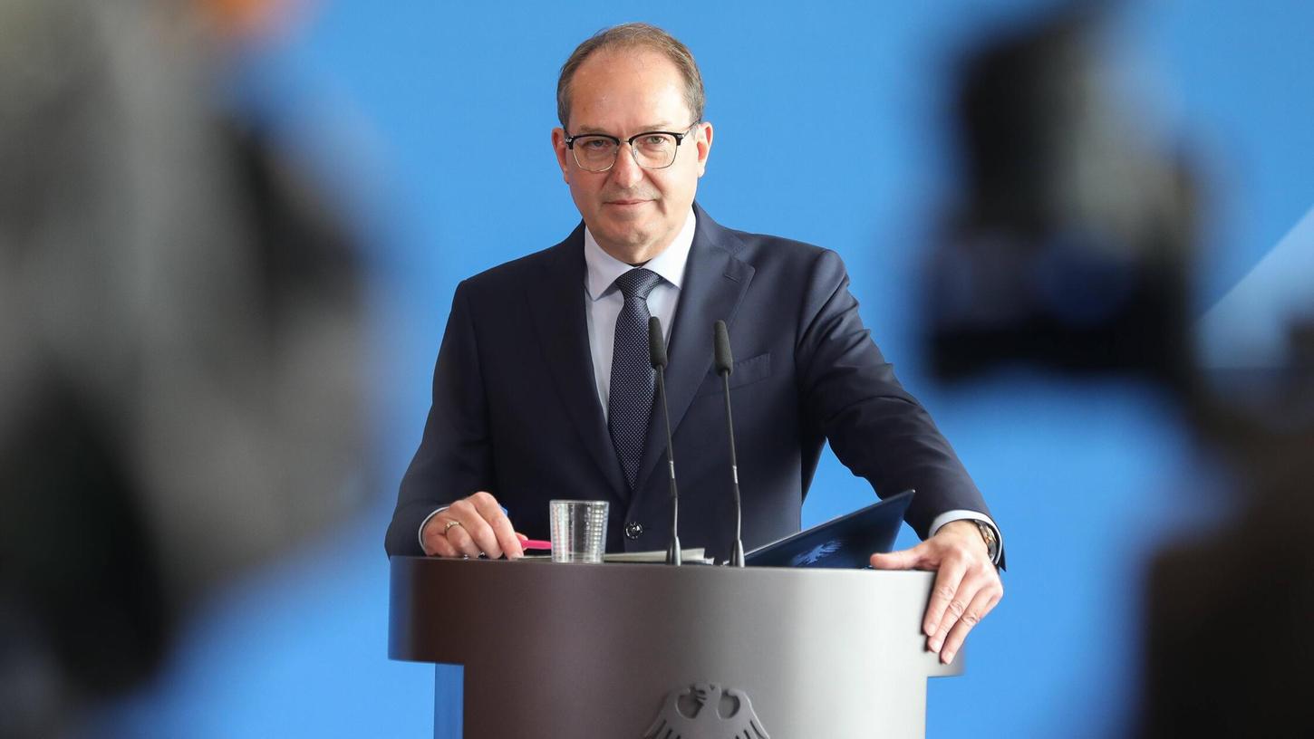 Bundesinnenminister Alexander Dobrindt stellte bei einer Pressekonferenz die Beschlüsse vor. Bundesinnenminister Alexander Dobrindt stellte bei einer Pressekonferenz die Beschlüsse vor.