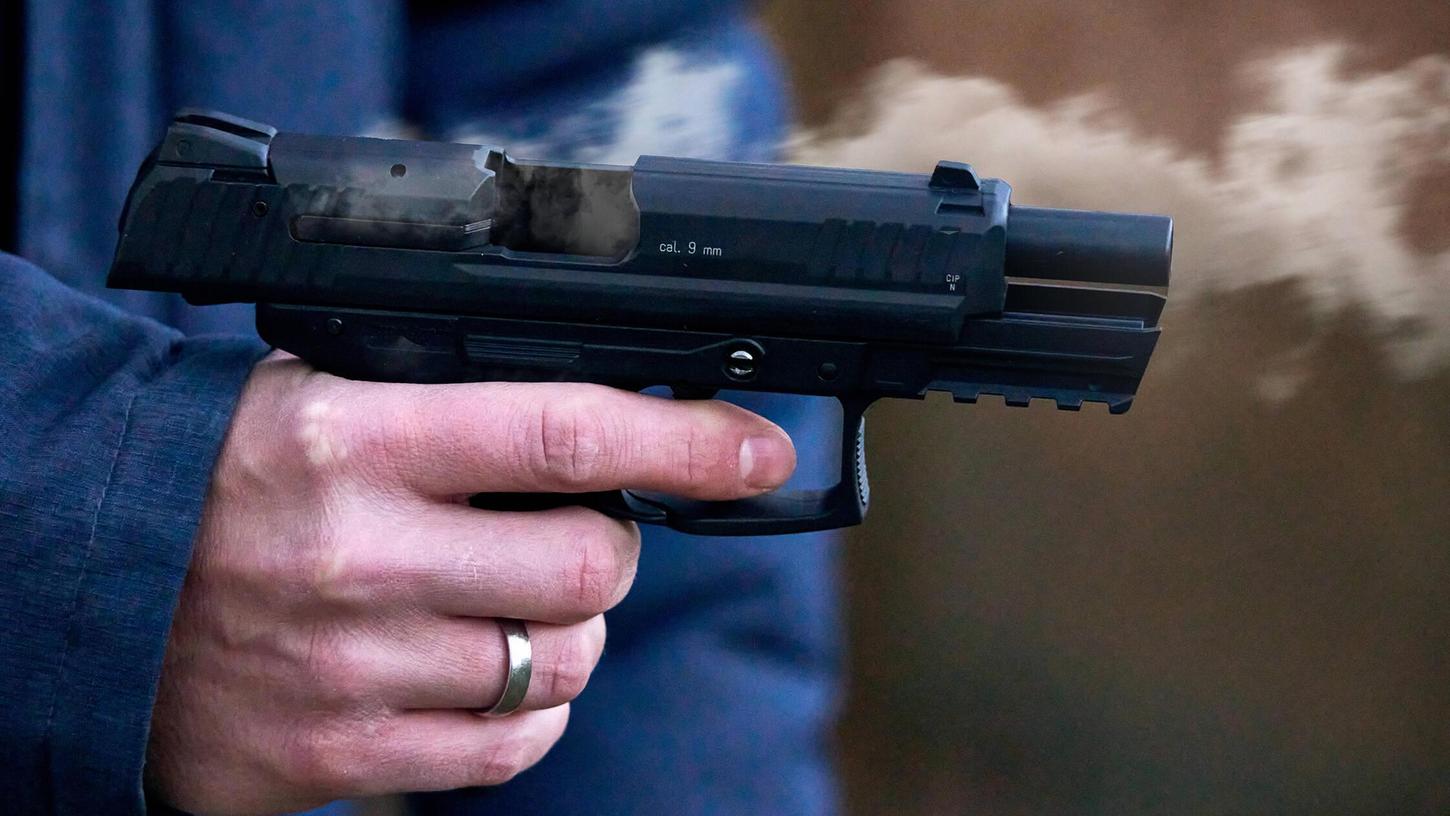 Der Täter hat die Mitarbeiterin der Tankstelle vermutlich mit einer Schusswaffe bedroht. (Symbolbild) Der Täter hat die Mitarbeiterin der Tankstelle vermutlich mit einer Schusswaffe bedroht. (Symbolbild)