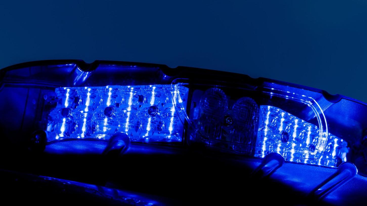 Feuerwehr, Polizei und Rettungsdienst sind mit zahlreichen Kräften im Einsatz. (Symbolbild) Feuerwehr, Polizei und Rettungsdienst sind mit zahlreichen Kräften im Einsatz. (Symbolbild)