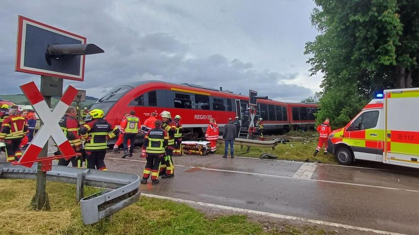 Warum es zu dem Zusammenstoß zwischen einer Regionalbahn und einem Lastwagen kam, war zunächst noch unklar. Warum es zu dem Zusammenstoß zwischen einer Regionalbahn und einem Lastwagen kam, war zunächst noch unklar.
