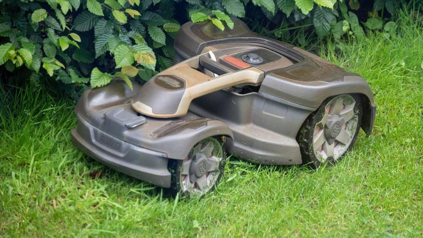 Mähroboter sind vielen Gartenliebhabern lieb als Helfer. Doch sie sind gefährlich für Wildtiere. (Symbol-Foto). Mähroboter sind vielen Gartenliebhabern lieb als Helfer. Doch sie sind gefährlich für Wildtiere. (Symbol-Foto).