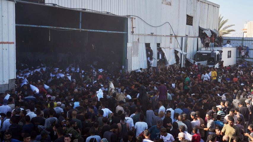 Palästinenser tragen Säcke mit Mehl, nachdem sie ein Lagerhaus des Welternährungsprogramms der Vereinten Nationen in Zawaida im zentralen Gazastreifen gestürmt haben. Palästinenser tragen Säcke mit Mehl, nachdem sie ein Lagerhaus des Welternährungsprogramms der Vereinten Nationen in Zawaida im zentralen Gazastreifen gestürmt haben.