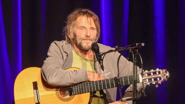 Hans Söllner feiert in diesem Jahr seinen 70. Geburtstag. Ans Aufhören denkt der Liedermacher aber noch lange nicht. Der Musiker, der seit gut 40 Jahren seine systemkritischen Songs verfasst und sie überall da, wo man ihn lässt, in die Welt hinausposaunt, kommt im Juni nach Nürnberg. Mit seiner Band Bayaman‘Sissdem im Rücken performt Söllner am Samstag, 14. Juni, im Serenadenhof. Start: 20 Uhr.