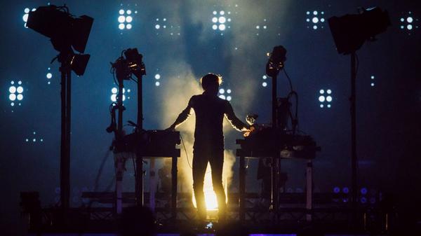 Das Burning Beach Festival am Brombachsee steht an. Von Donnerstag, 19., (Einlass: 14 Uhr) bis Sonntag, 22. Juni, werden die Fans von Techno und House einmal mehr mit bekannten Acts der Branche zufriedengestellt. In diesem Jahr treten Legenden wie Richie Hawtin im Fränkischen Seenland auf. Außerdem musizieren Kölsch, Pan-Pot und Gregor Tresher. Das Burning Beach Festival endet wie üblich mit der Nasty Party am Sonntag.