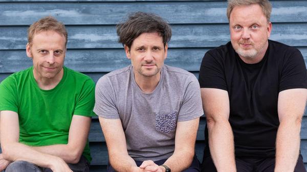 Das diesjährige St. Katharina Open Air beginnt mit einem Auftritt der Band Kapelle Petra. Die Indierock-Kapelle aus Hamm hat nicht weniger als acht Studioalben auf den Weg gebracht und eröffnet die bis in den Juli gehende Konzertreihe vor toller Kulisse am Samstag, 21. Juni. Start: 20 Uhr.