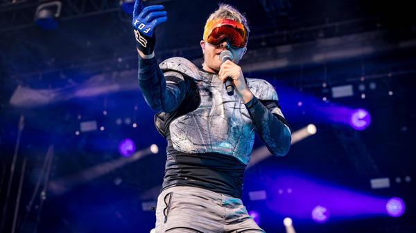 Die einen tragen eine Skibrille beim Wintersport, die anderen wie der Musiker Ski Aggu beim Performen von Musik. Der seit 2018 Tracks veröffentlichende Rapper wurde durch seine Videos unter anderem auf TikTok und Instagram bekannt. Am Freitag, 27. Juni, gastiert der Berliner im Nürnberger Stadionpark. Beginn: 18.30 Uhr.