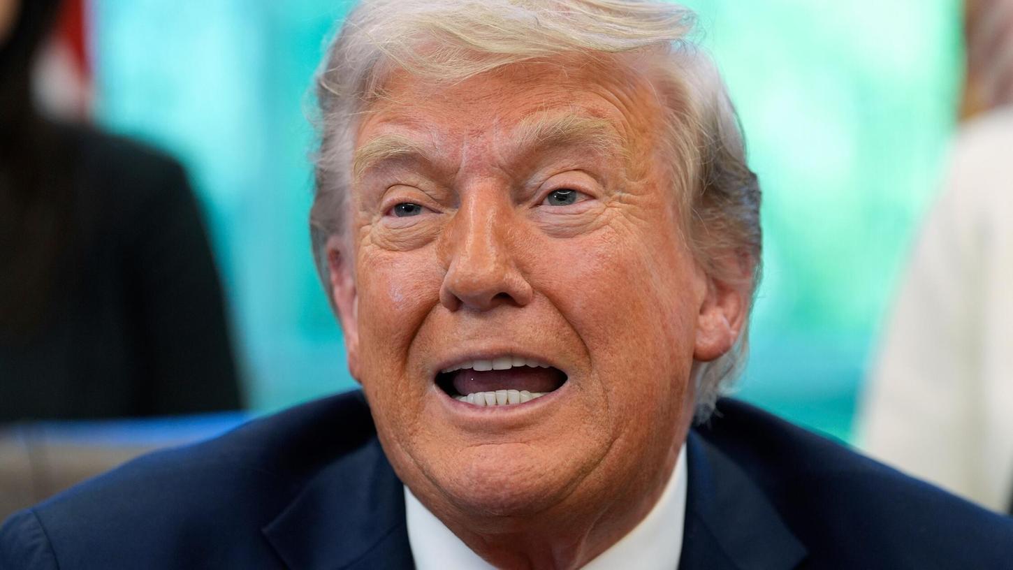 US-Präsident Donald Trump spricht mit Reportern nach der Unterzeichnung von Durchführungsverordnungen im Oval Office des Weißen Hauses in Washington. US-Präsident Donald Trump spricht mit Reportern nach der Unterzeichnung von Durchführungsverordnungen im Oval Office des Weißen Hauses in Washington.