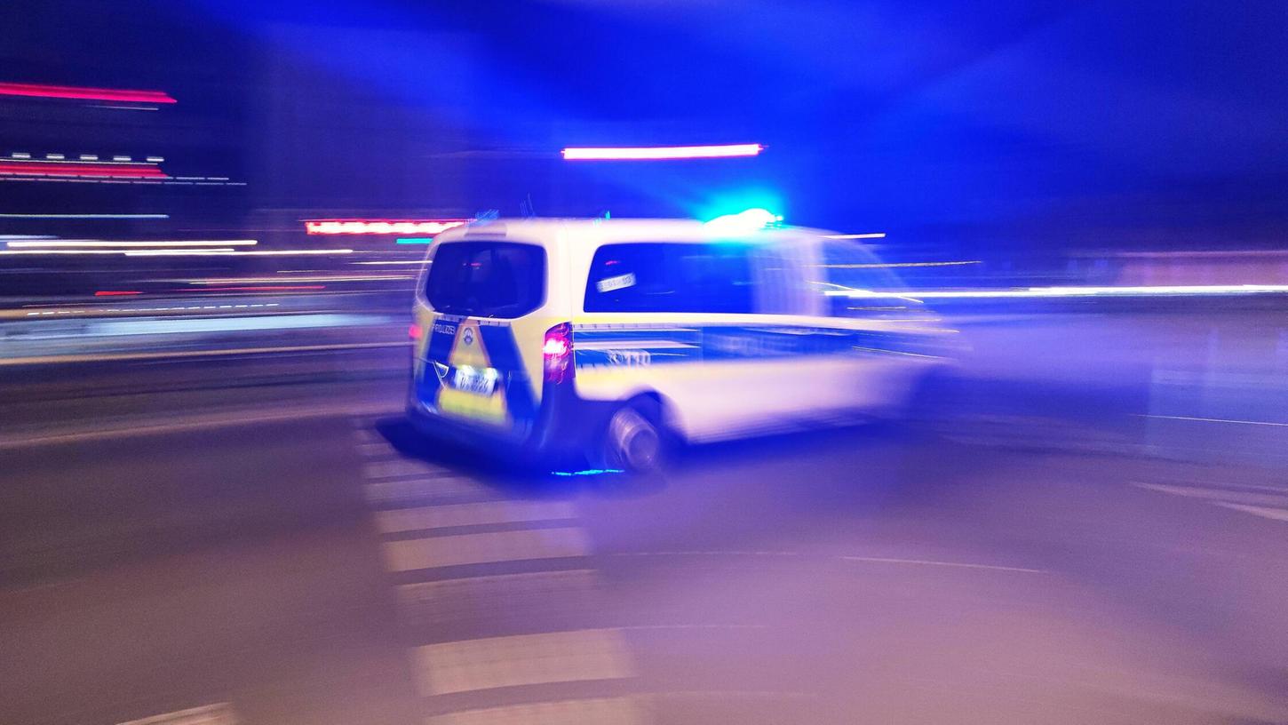 Der Unfallverursacher entfernte sich unerkannt vom Ort des Geschehens (Symbolbild). Der Unfallverursacher entfernte sich unerkannt vom Ort des Geschehens (Symbolbild).