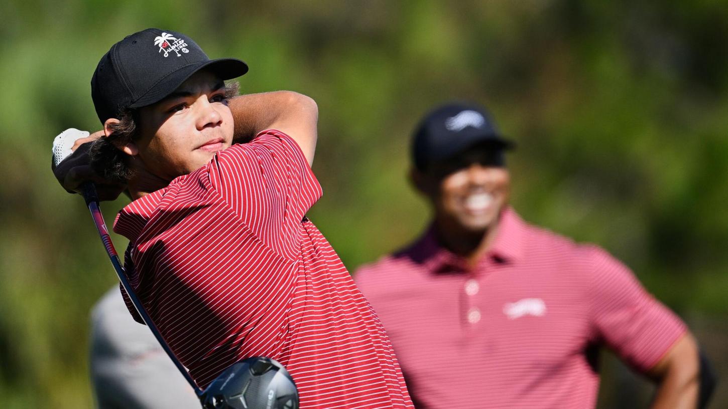 Charlie Woods, hier mit seinem berühmten Vater Tiger, arbeitet an seiner Golfkarriere und gewann nun ein wichtiges Nachwuchsturnier. Charlie Woods, hier mit seinem berühmten Vater Tiger, arbeitet an seiner Golfkarriere und gewann nun ein wichtiges Nachwuchsturnier.