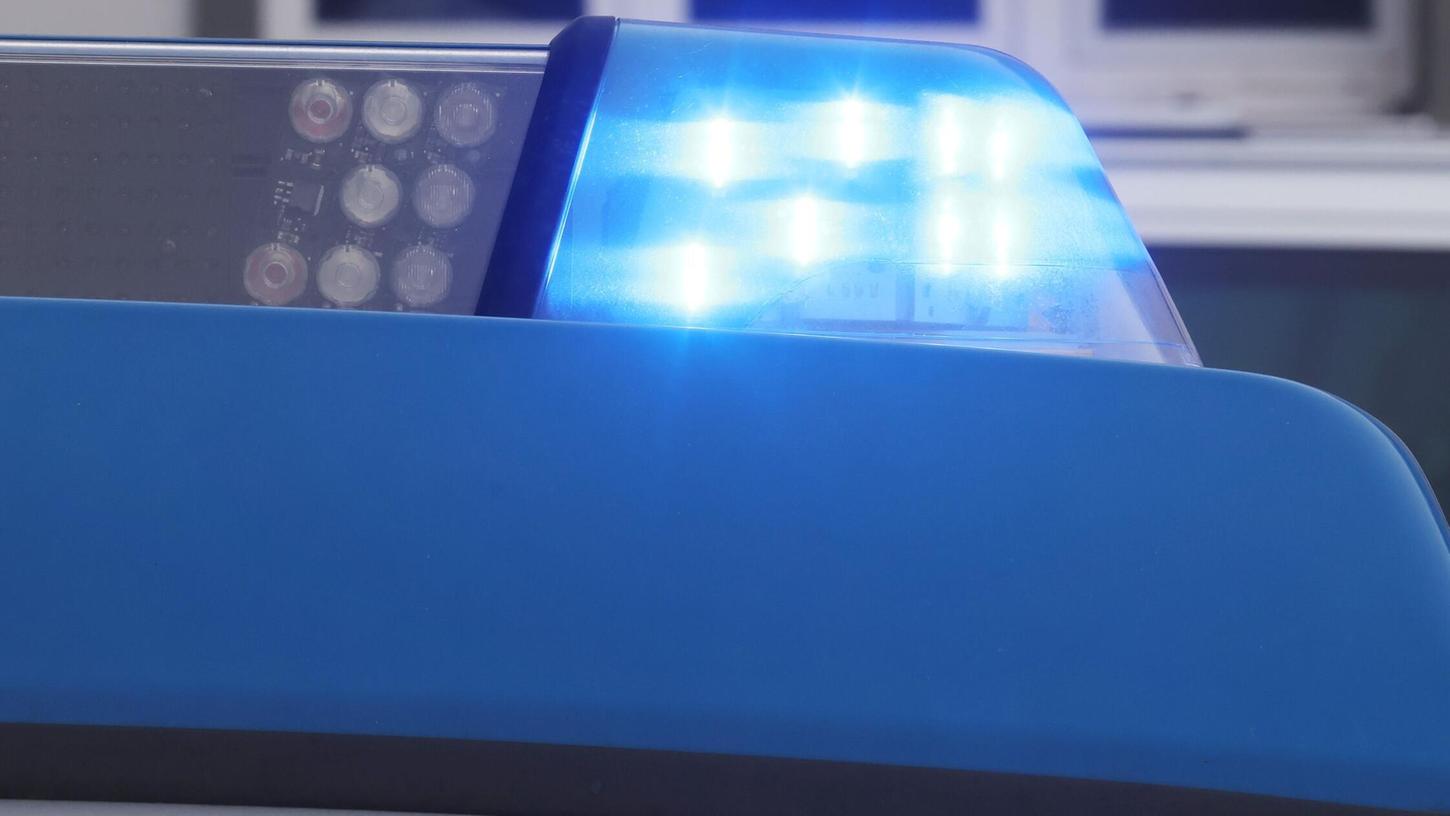Obwohl er einen Zusammenstoß mit mehreren Fahrzeugen verursacht hatte, flüchtete ein Autofahrer auf der A3 bei Erlangen. Obwohl er einen Zusammenstoß mit mehreren Fahrzeugen verursacht hatte, flüchtete ein Autofahrer auf der A3 bei Erlangen.