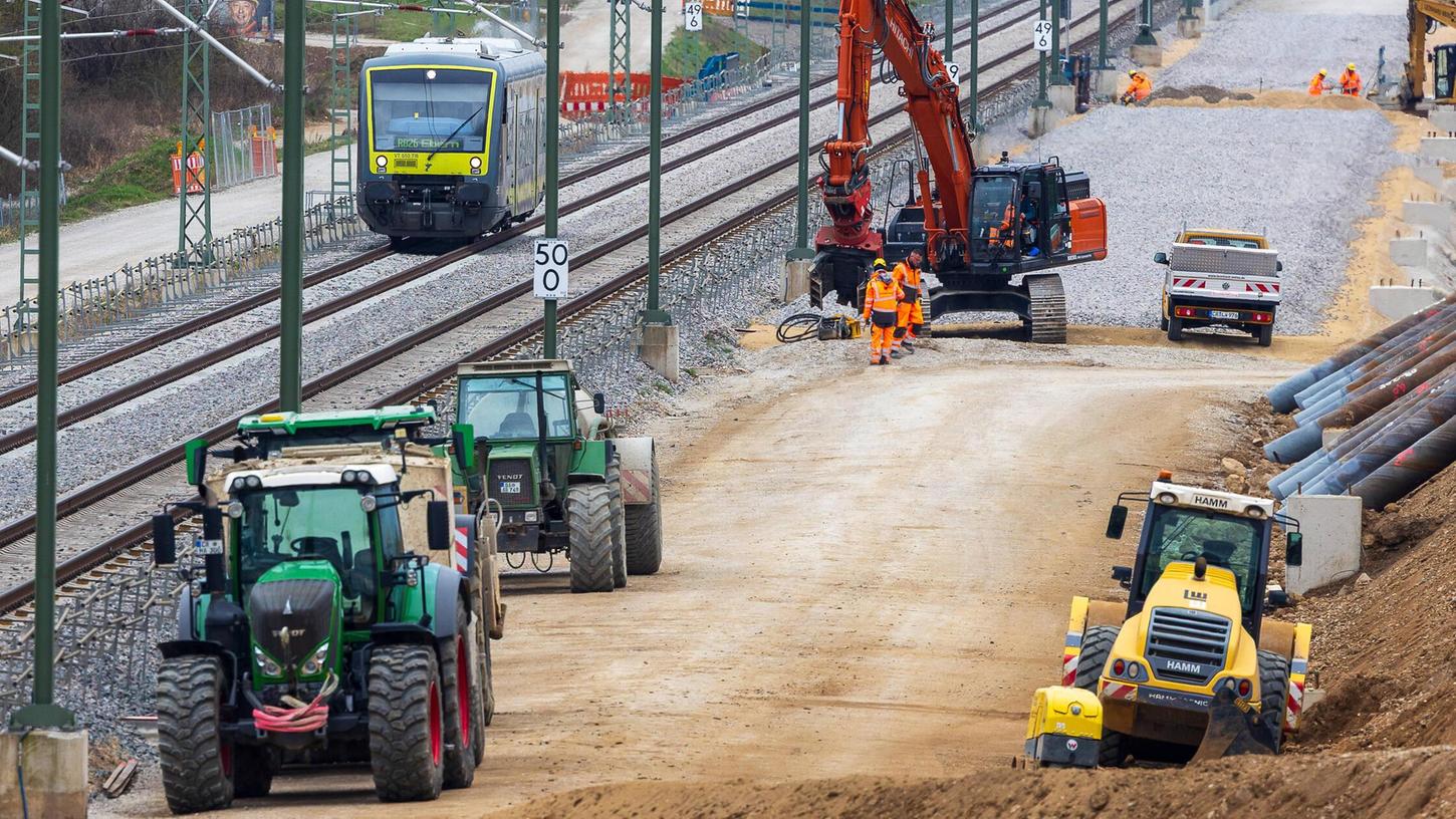 An der Bahnstrecke von Nürnberg nach Bamberg wird bereits fleißig gearbeitet, zwischen Nürnberg und Regensburg soll sich im kommenden Jahr ebenfalls einiges tun. An der Bahnstrecke von Nürnberg nach Bamberg wird bereits fleißig gearbeitet, zwischen Nürnberg und Regensburg soll sich im kommenden Jahr ebenfalls einiges tun.