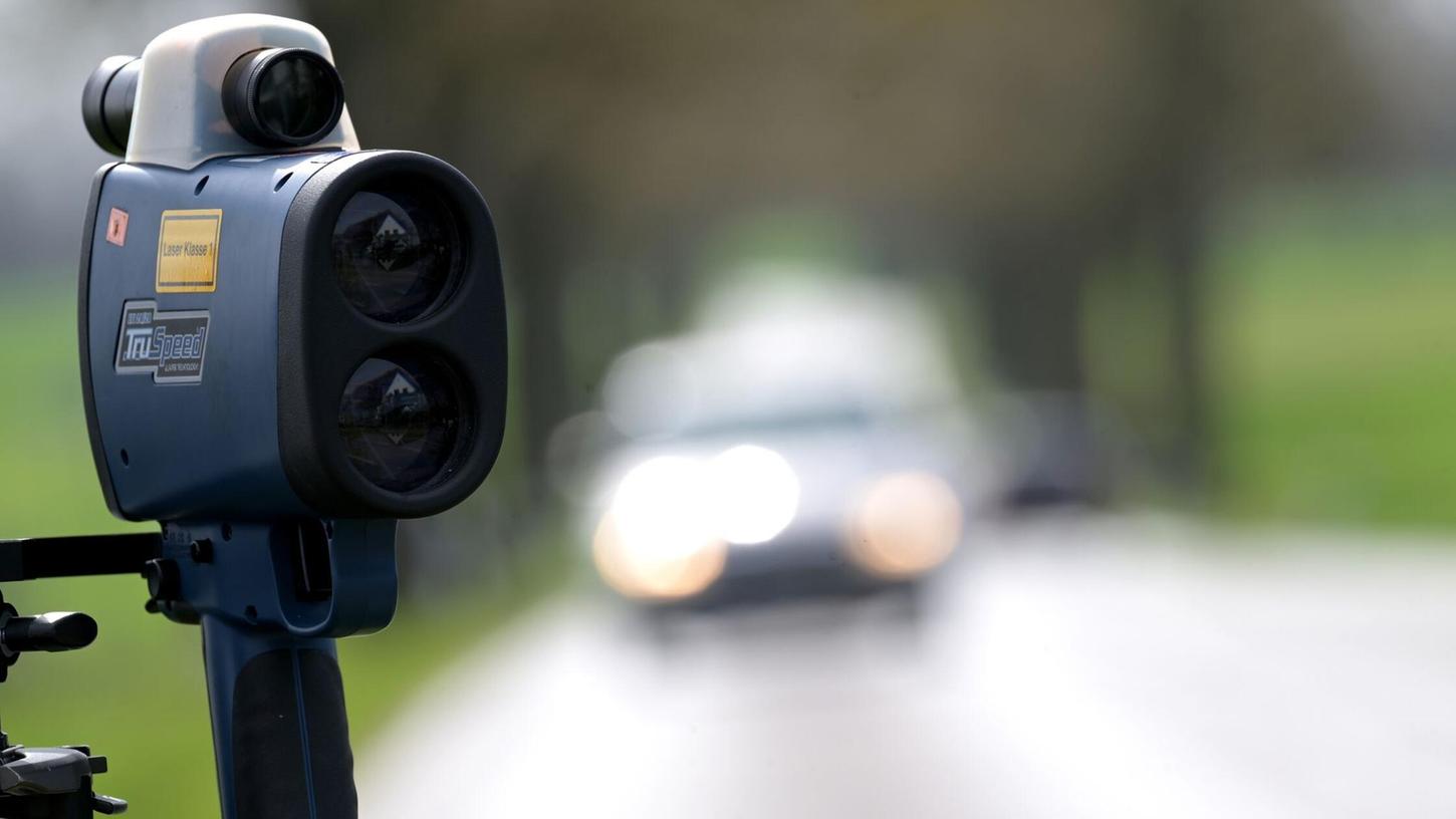 Die Verkehrspolizei Regensburg führte am 28. Mai Geschwindigkeitsmessungen auf der BAB 3 bei Pilsach durch (Symbolbild). Die Verkehrspolizei Regensburg führte am 28. Mai Geschwindigkeitsmessungen auf der BAB 3 bei Pilsach durch (Symbolbild).