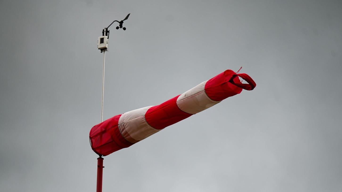 Durch den starken Wind ist laut den Ermittlern ein Schaden von rund 50.000 Euro entstanden. (Symbolbild) Durch den starken Wind ist laut den Ermittlern ein Schaden von rund 50.000 Euro entstanden. (Symbolbild)