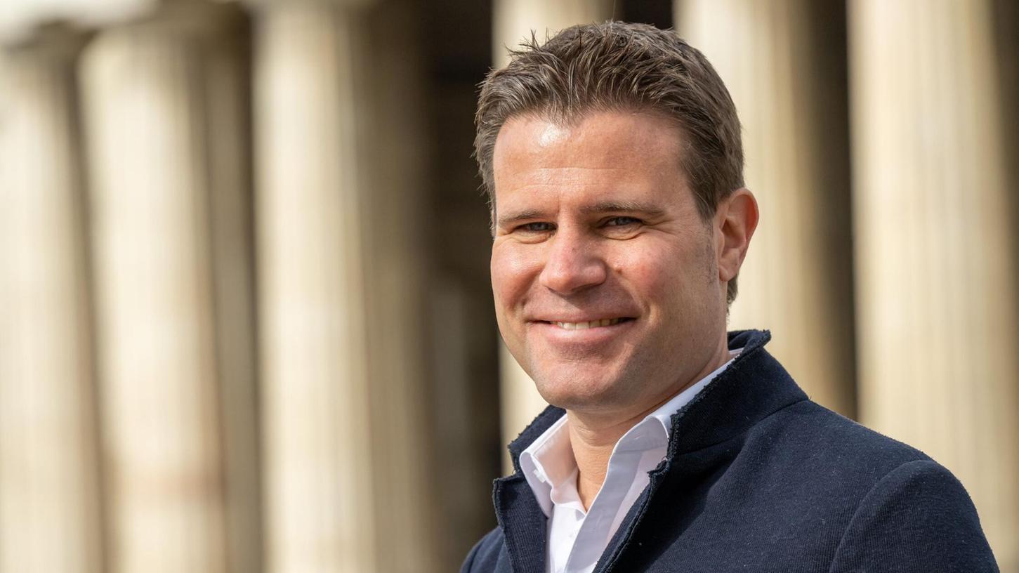 Felix Brych erhält eine Auszeichnung zum Karriereende. Felix Brych erhält eine Auszeichnung zum Karriereende.