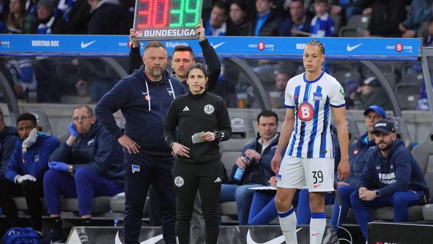 Riem Hussein (Mitte) ist DFB-Schiedsrichterin des Jahres. Riem Hussein (Mitte) ist DFB-Schiedsrichterin des Jahres.