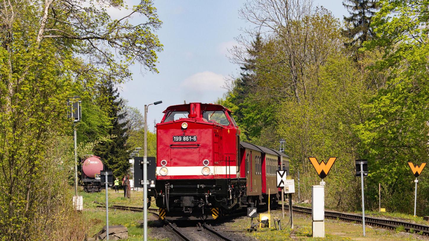 Eine historische Diesellok vom Typ V 100, im Volksmund auch gerne „Harzkamel“ genannt, auf der Harzer Schmalspurbahn. (Symbolbild) Eine historische Diesellok vom Typ V 100, im Volksmund auch gerne „Harzkamel“ genannt, auf der Harzer Schmalspurbahn. (Symbolbild)
