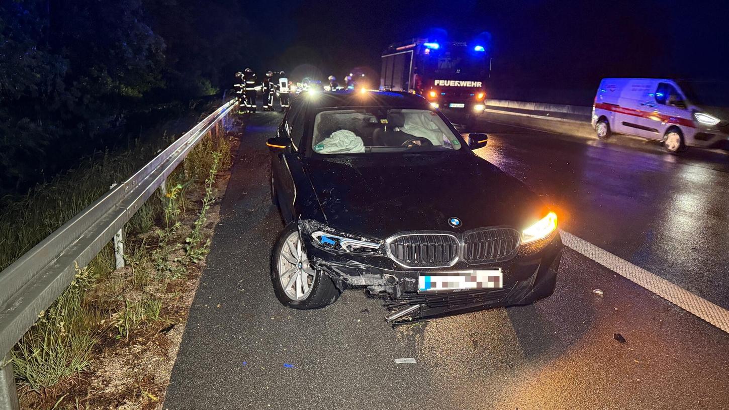 Ein BMW-Fahrer konnte einen Zusammenstoß mit der Leitplanke nicht mehr verhindern. Ein BMW-Fahrer konnte einen Zusammenstoß mit der Leitplanke nicht mehr verhindern.