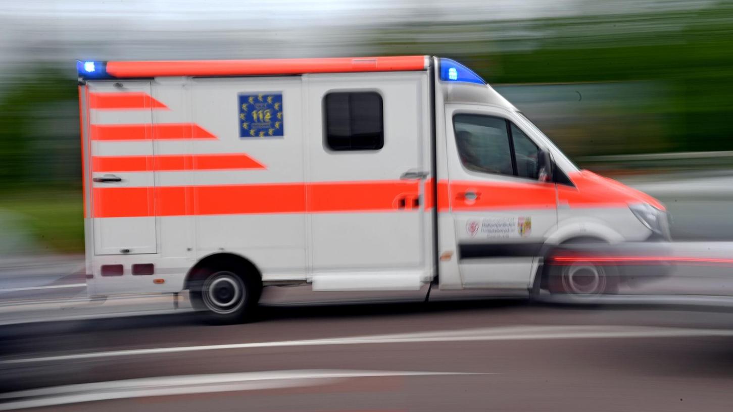 Der Mann kam mit schweren Verletzungen in ein Krankenhaus. (Symbolbild) Der Mann kam mit schweren Verletzungen in ein Krankenhaus. (Symbolbild)