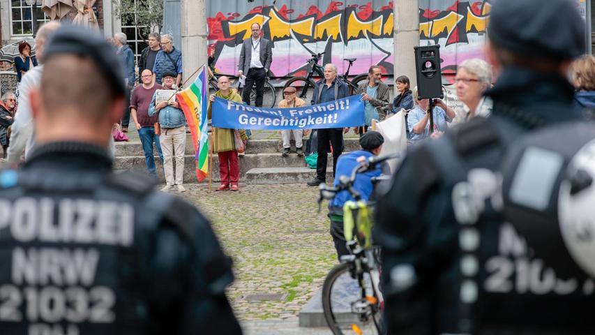Während des Festakts im Aachener Rathaus nahmen draußen Menschen an einer Kundgebung des „Aachener Bündnis Diplomatie statt Waffen“ teil. Während des Festakts im Aachener Rathaus nahmen draußen Menschen an einer Kundgebung des „Aachener Bündnis Diplomatie statt Waffen“ teil.