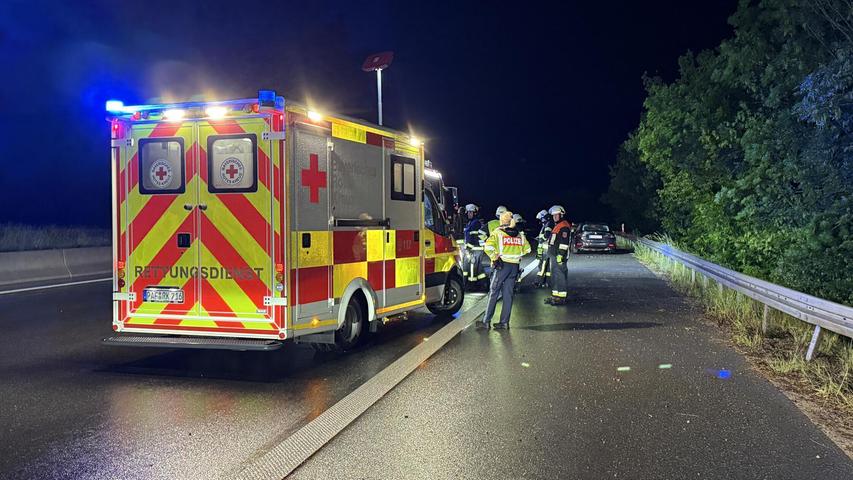 Der Fahrer wurde vom Rettungsdienst zur weiteren Behandlung in ein Krankenhaus gebracht. Der Fahrer wurde vom Rettungsdienst zur weiteren Behandlung in ein Krankenhaus gebracht.